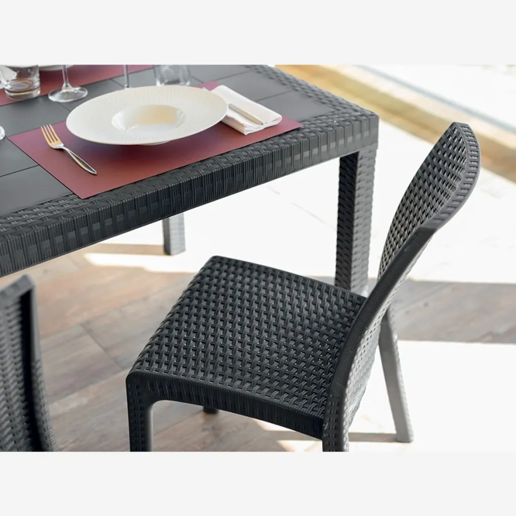 Stapelbarer Rattanstuhl Garten Restaurant Außenbar Virginia BicaFarbe: Schwarz, Höhe (cm): 86, Breite (cm): 47, Tiefe (cm): 59, Zusammensetzung: POLYPROPYLENE, Modelle: VIRGINIA, Länge (cm): 59 2 Stapelbarer Rattanstuhl Garten Restaurant Außenbar Virginia BicaFarbe: Schwarz, Höhe (cm): 86, Breite (cm): 47, Tiefe (cm): 59, Zusammensetzung: POLYPROPYLENE, Modelle: VIRGINIA, Länge (cm): 59 – Bild 2